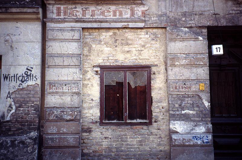 Berlin-Prenzlauer Berg, Rykestr.1, 7.3.1997.jpg - Herren Fr(iseur) - Rasieren - Frisieren